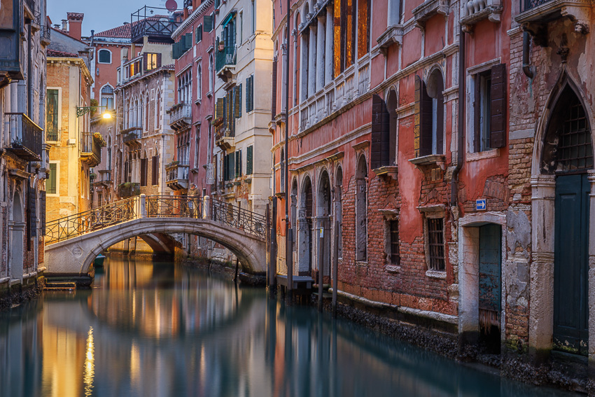 Under The Lamp Light, Venice